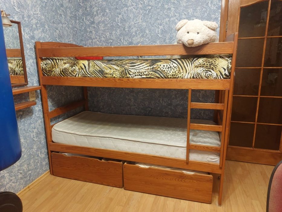 . Продам деревянную двух ярусную  кровать.