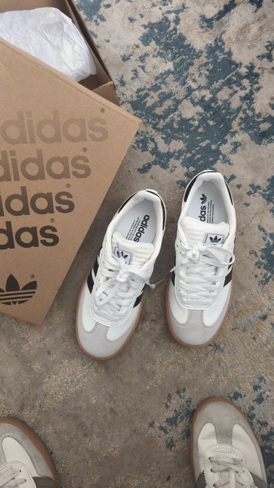 Adidas og samba. Novas