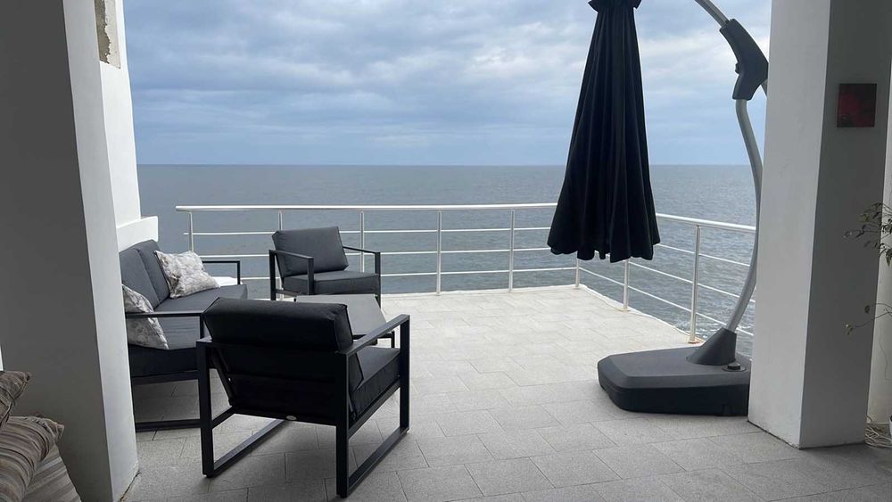 Продам дом с террасами с панорамным видом в первой линии моря.