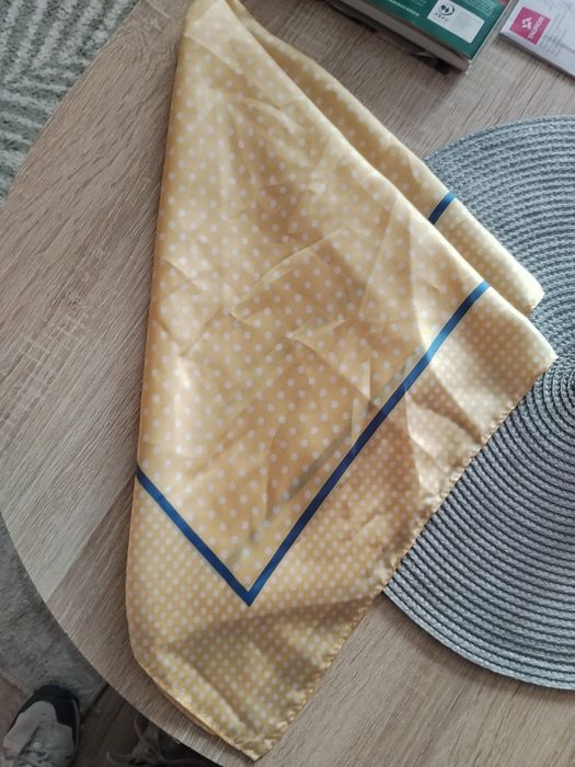 Żółta chusta groszki