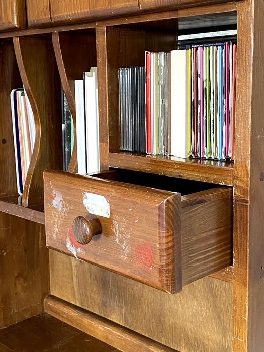 Cadeira + Secretária com prateleiras e gavetas