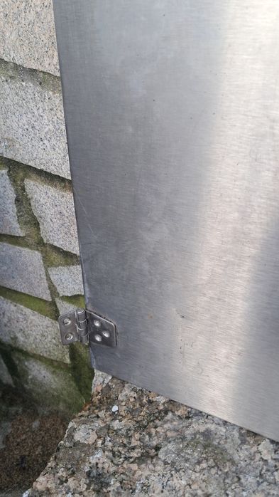 Portas em inox com dobradiças