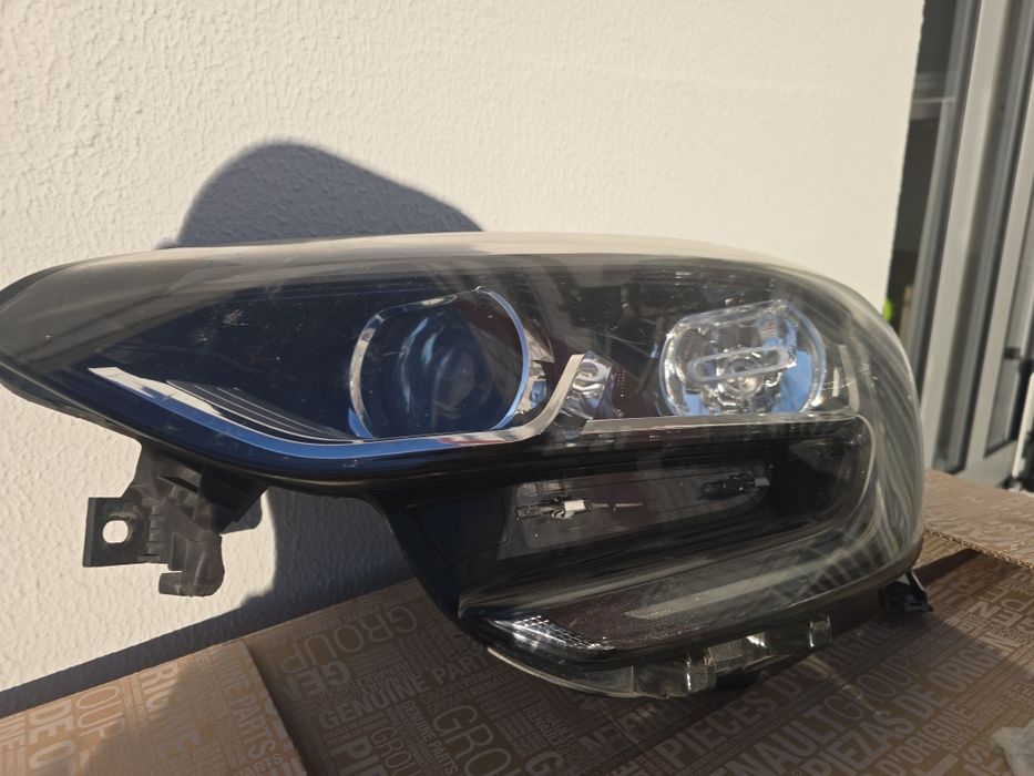 Farol esquerdo Renault Megane