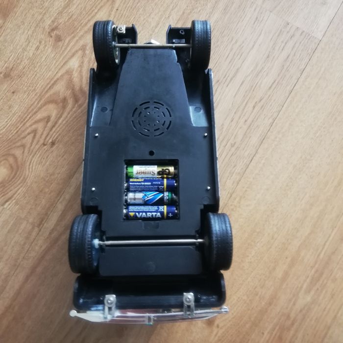 Zegar w kształcie samochodu