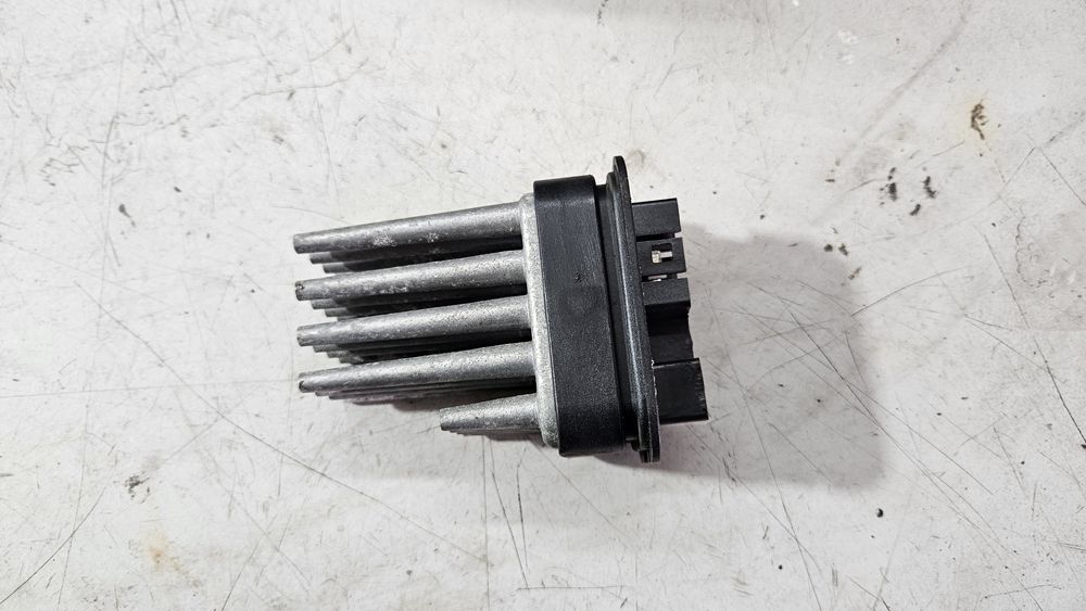 Rezystor opornik opornica wentylatora dmuchawy opel Zafira b astra h