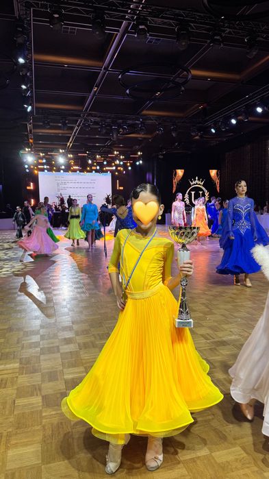 Сукня для бальних танців, дві юбки