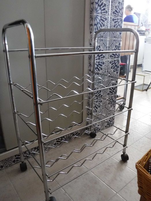 Garrafeira em metal com rodízios com quatro prateleiras