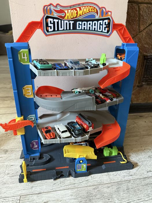 Ігровий набір Hot Wheels Гараж для трюків