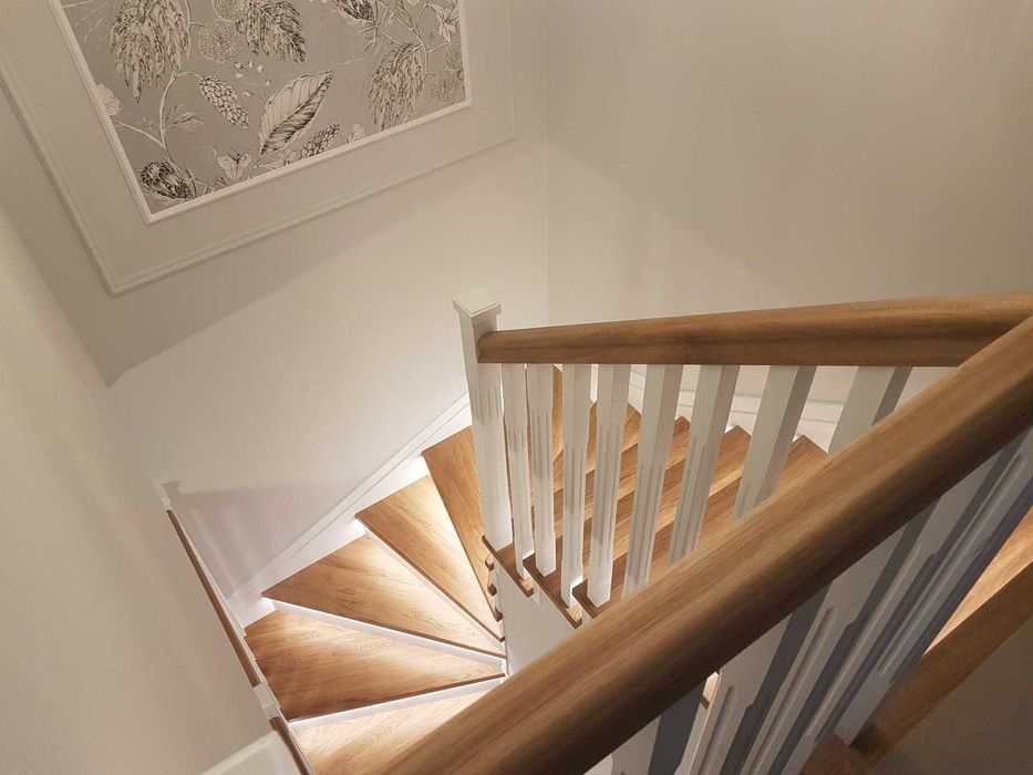 Schody dębowe z białym podstopniem podświetlane Wycena Gratis