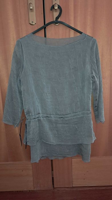 Blusa cerimónia em tecido leve.