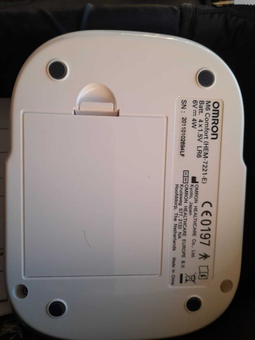 OMRON-Medidor automático de tensão arterial - Modelo M6 Comfort