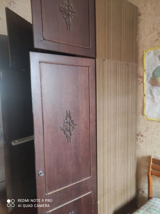 Шкаф плательный, трёхдверный.