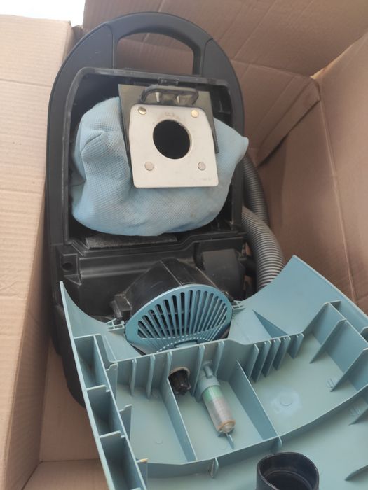 Пилосос Samsung чистий,працюючий.