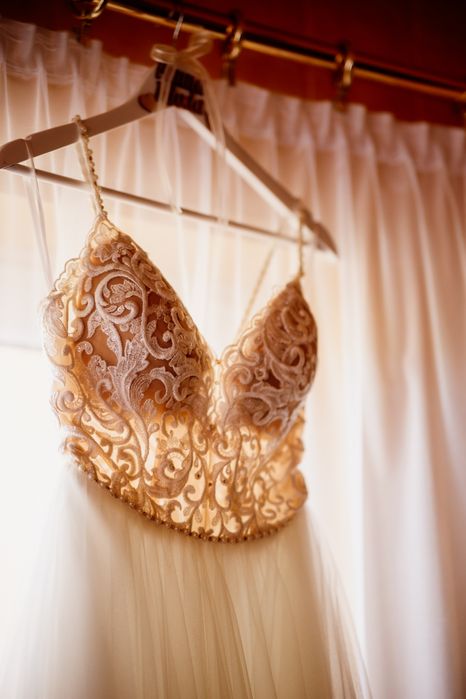 Suknia ślubna w literę A ze złotymi elementami