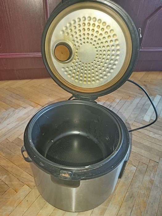 Продам мультиварку рабочая стоит без дела