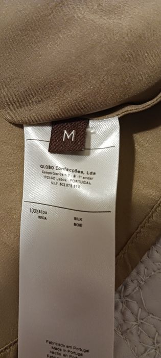 Blusa marca Globe,seda 100%,tam.34-36.  Cor castanho claro com arranjo