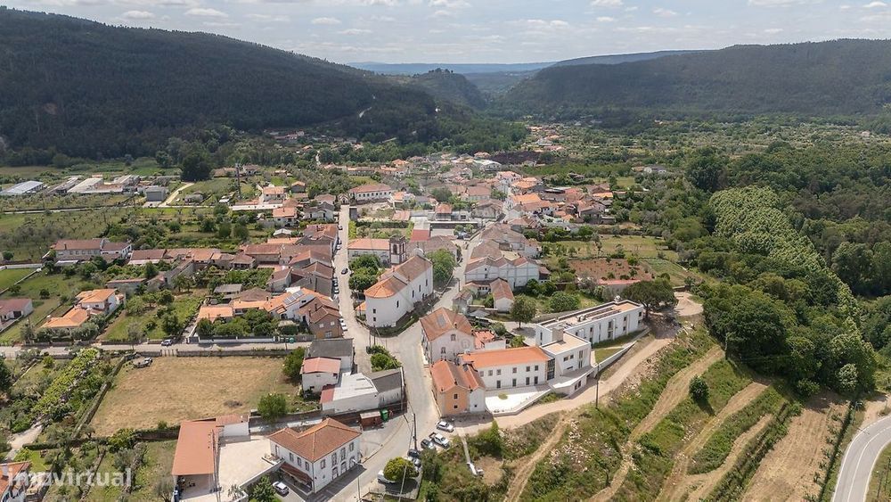 Moradia T4 para reabilitar à venda em Vila Nova do Ceira - Góis