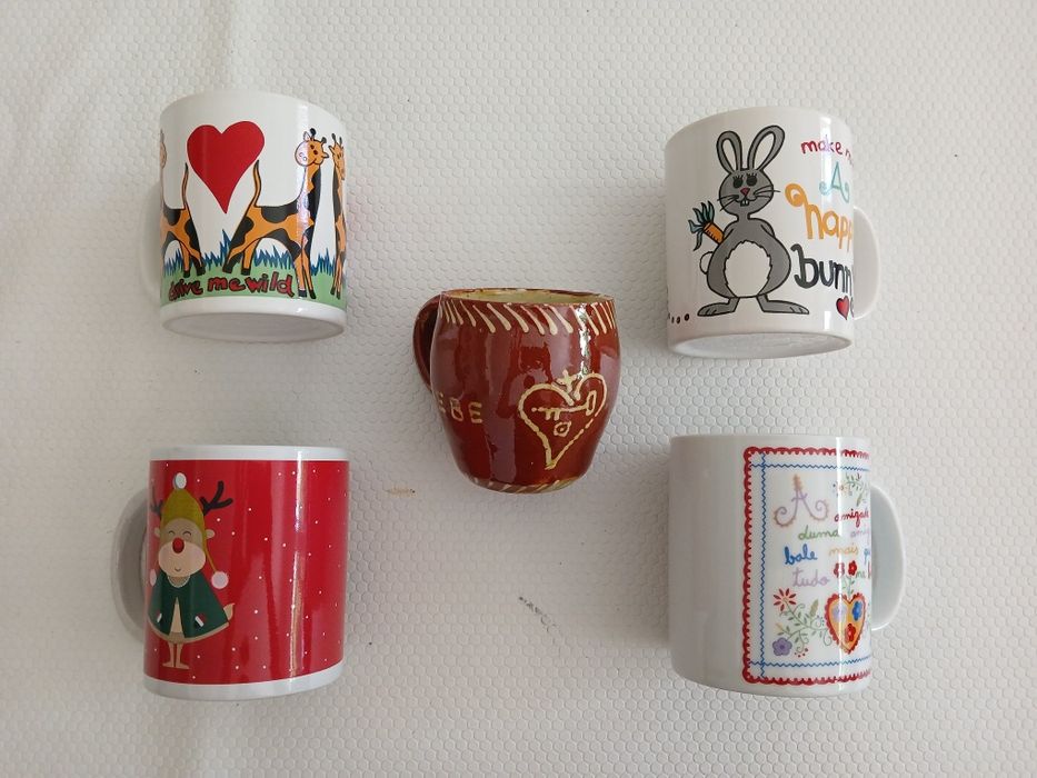 Canecas ou chávenas diversas,  cada uma