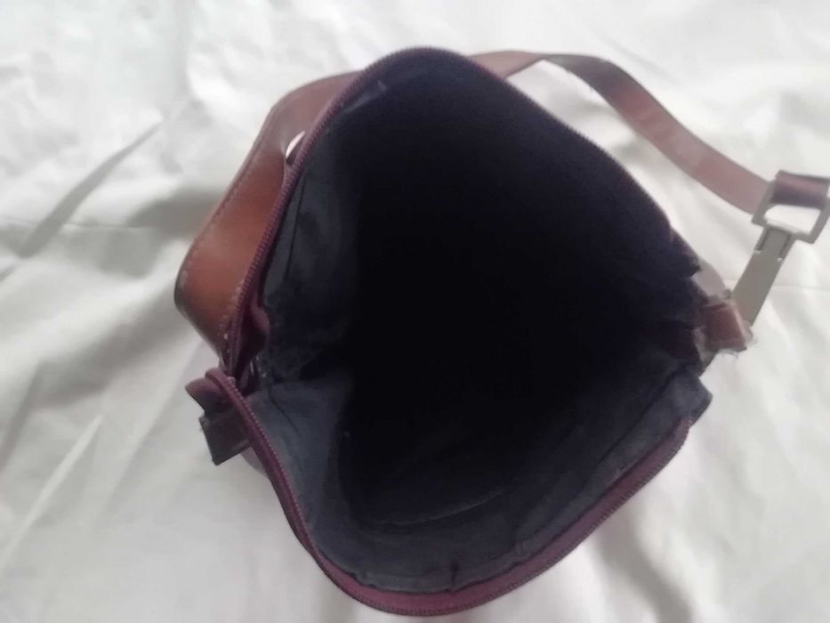 Mala em couro bordo. Entrego em mão em Viana do Castelo.