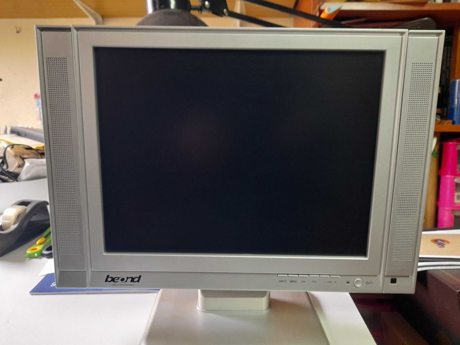 Monitor/TV Beond – BTFT1511 com comando à distância.