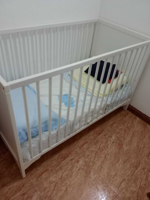 berço de bebé IKEA com colchão