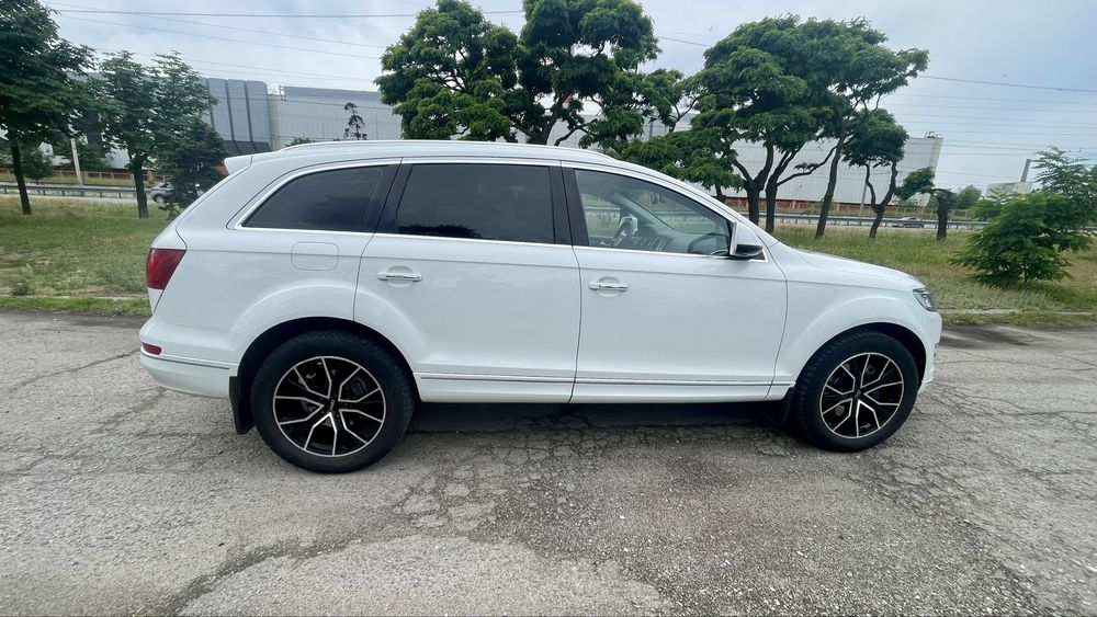 Автомобиль AUDI Q7
