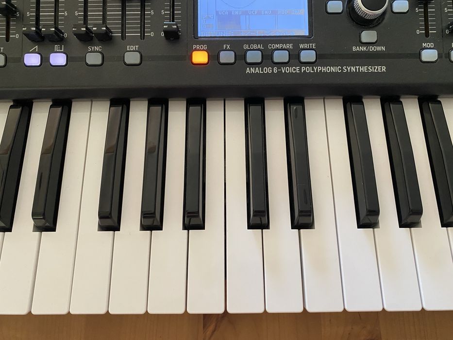 Behringer Deepmind 6