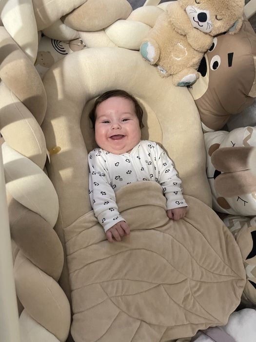 Продам кокон з крилами. Колір беж.