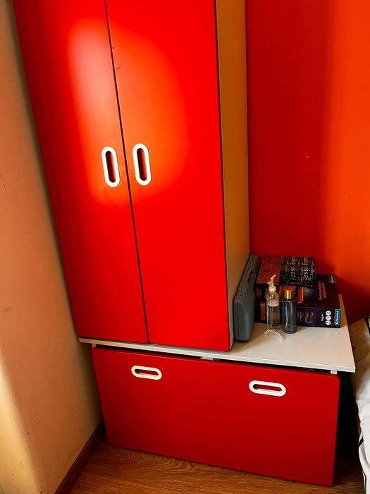 Roupeiro para criança IKEA FRITIDS com caixa de arrumação.