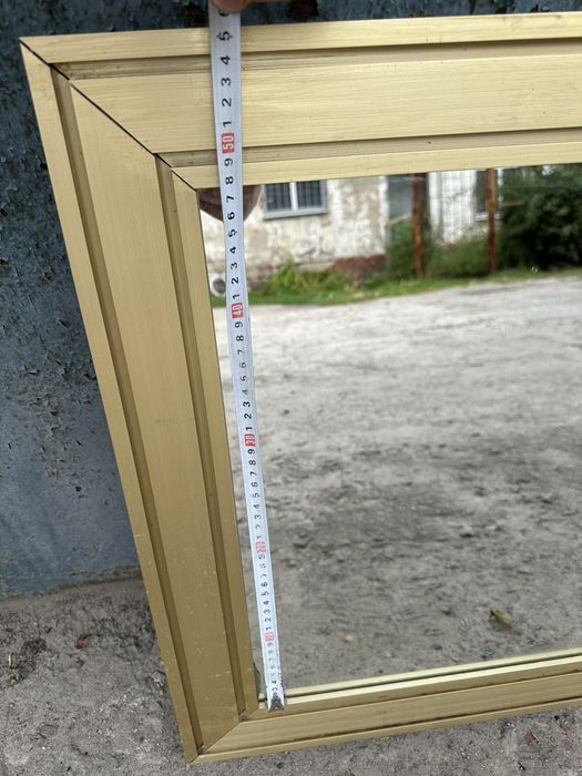 Дзеркало в рамці 55 на 63 см