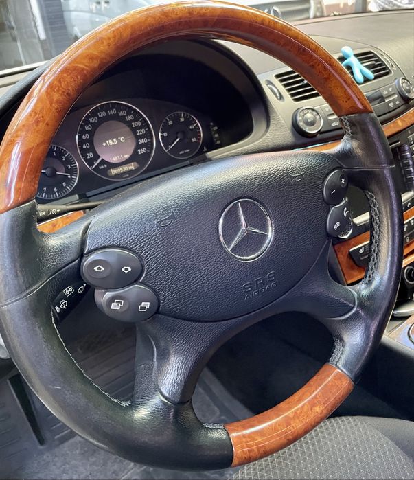 Мерседес є 211  220 cdi.