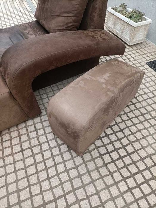 Sofá com chaise longue e mesa centro tipo puff
