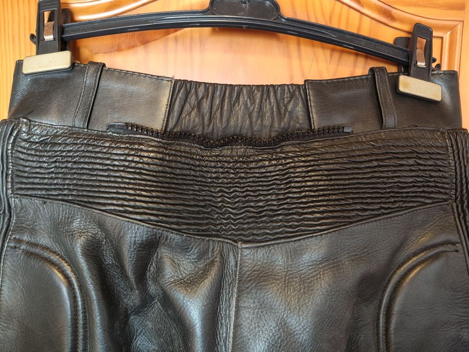 Conjunto de casaco e calça em pele
