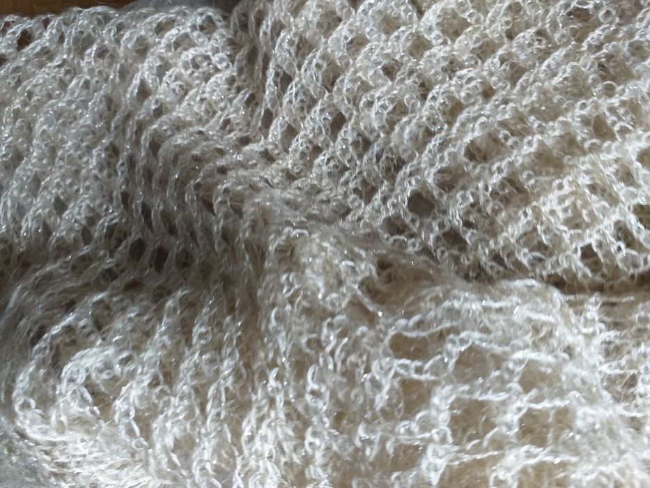 Chusta , szal  z wełny że srebrną nitką  robiony ręcznie.