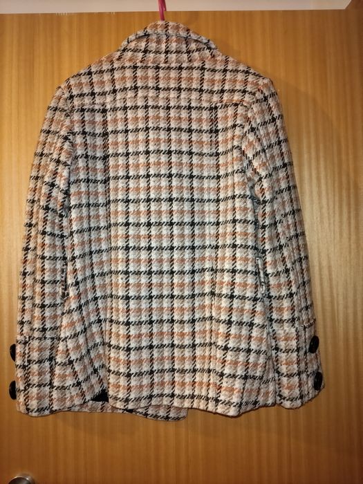Casaco padrão xadrez castanho, laranja e bege.