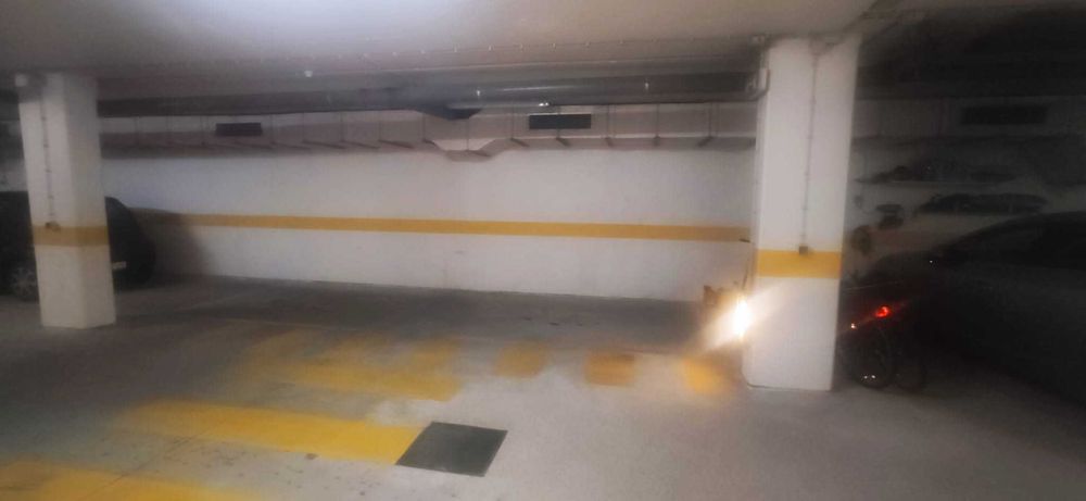 1 Lugar de Garagem para arrendar na Linda-a-Pastora - Nova Queijas, Carnaxide e Queijas. Em frente à Rua Cesario verde