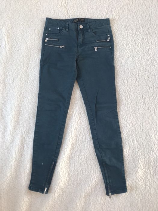 Ciemne zielone spodnie jeansowe Zara dżinsy rurki z zameczkami casual