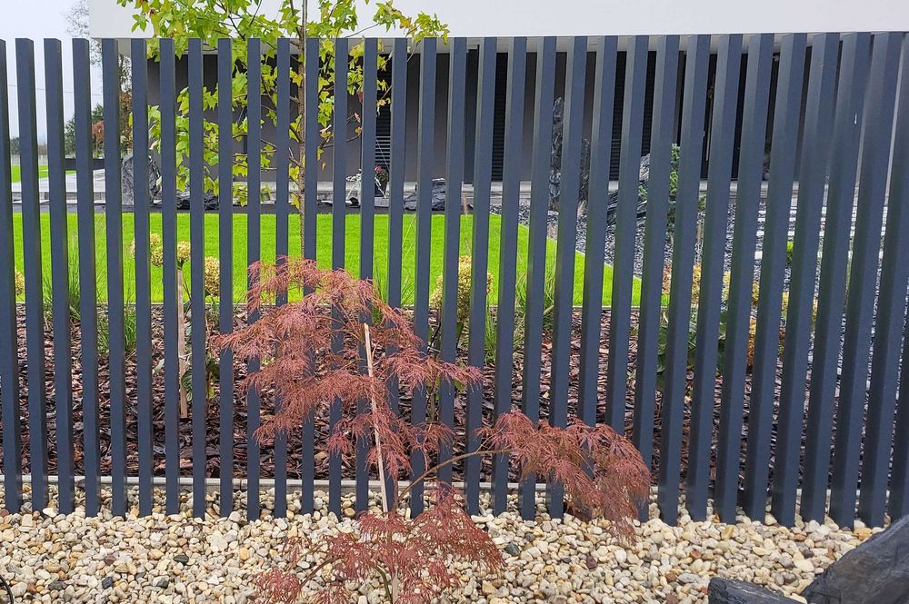 Nowoczesne ogrodzenia aluminiowe grzebieniowe panelowe cięte laserowo