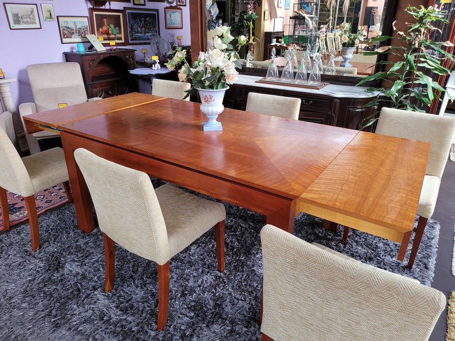 Mesa de sala em madeira maciça - extensível - Só a mesa as cadeiras sã