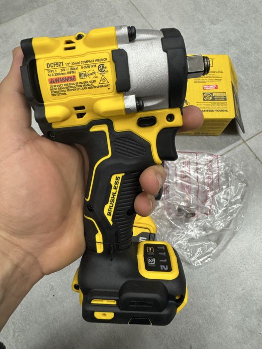 Комплект безщітковий гайковерт Dewalt DCF921 1/2 20v. 610Нм. USA