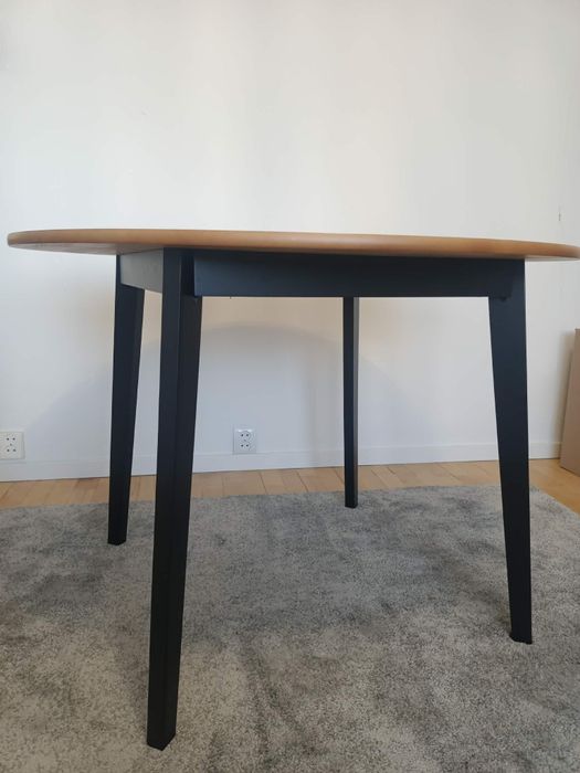 Stół okrągły, 105cm średnicy.