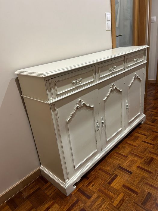 Sapateira/aparador em estilo decapê