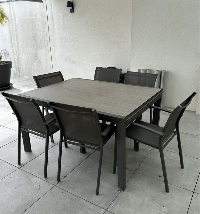 Mesa de jantar e cadeiras de exterior