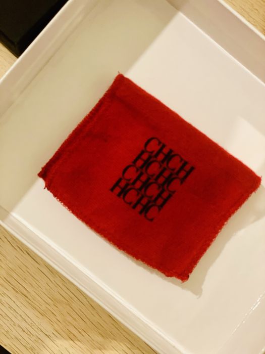 Conjunto brincos e pregadeira Carolina Herrera