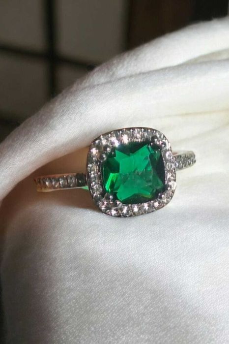 Pierścionek z zielonym oczkiem i cyrkoniami