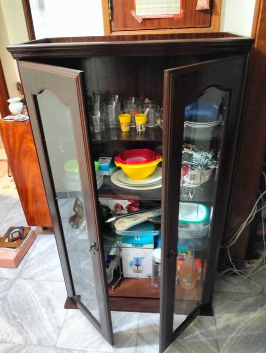 Móvel de arrumação com prateleiras em bom estado