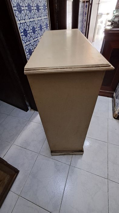 Móvel pintado a óleo