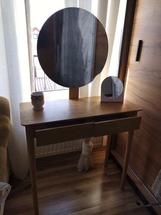 Producent	JYSK A/S
Bambus
, 
Płyta MDF
, Lustro, Poliester
Materiał	Pr