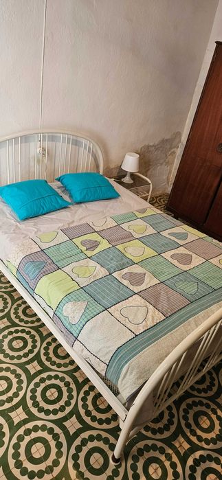Quarto Completo – Cama + Mesa de Cabeceira + Roupeiro