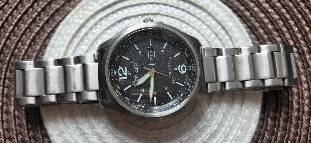 CITIZEN J800-S128226 B/N , Eco Drive, Szafir , WR100, Mocna luma ! .